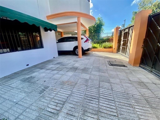 casas - Venta de casa en el millón Distrito Nacional con 500mts de construcción 