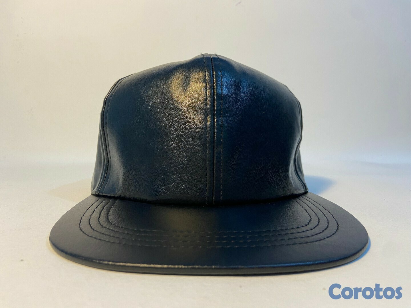ropa para hombre - Gorra Snapback material leather sintético ajustable.  2