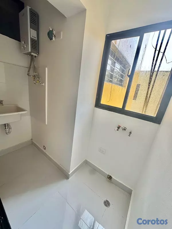 apartamentos - vendo indepdencia una habitación klm 7 baño parqueo cerrado remodelado  4