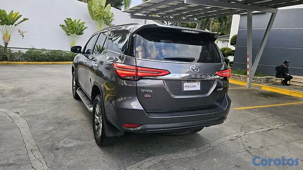 jeepetas y camionetas - Toyota fortuner 2023 full 2