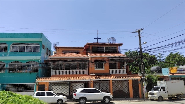 apartamentos - Venta de propiedad con 4 apartamentos en Santo Domingo ingresos de 80-100 mil