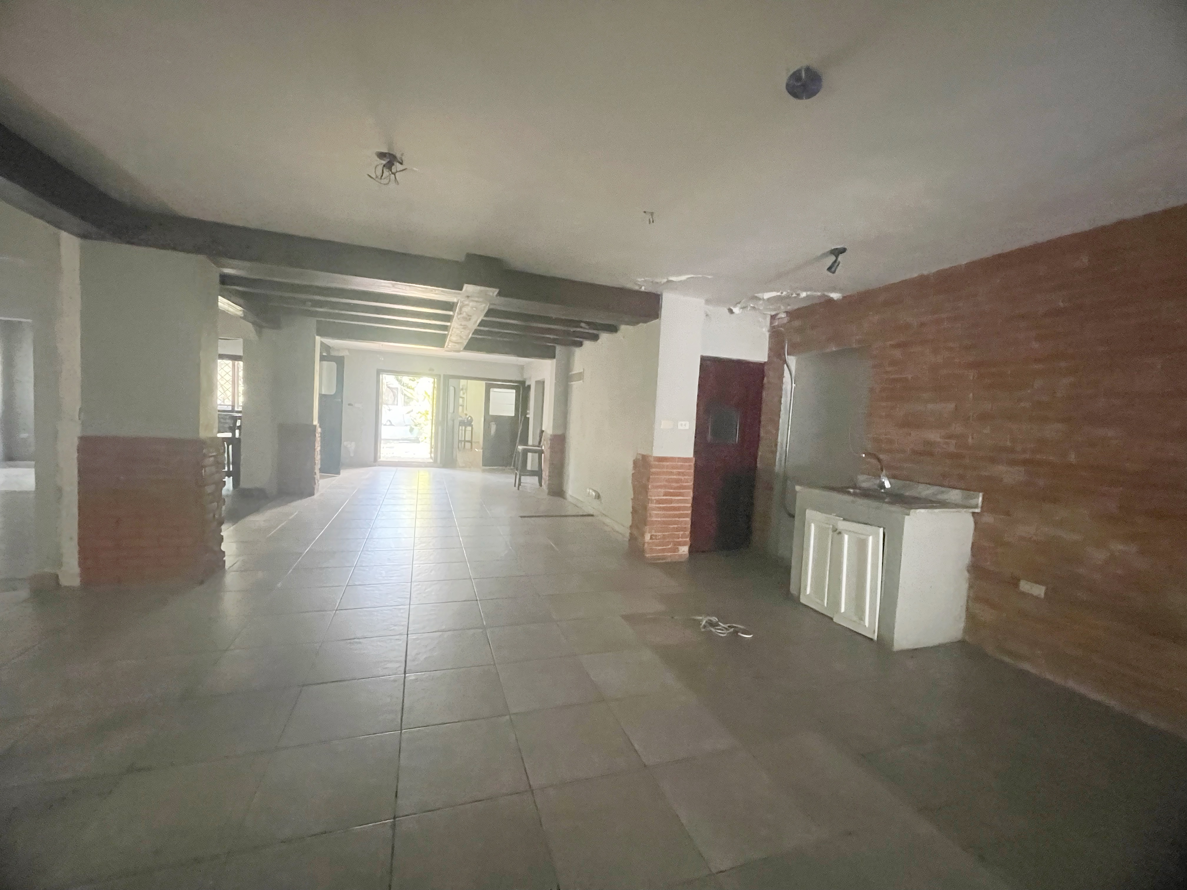 oficinas y locales comerciales - Alquiler local en Evaristo primer nivel  4