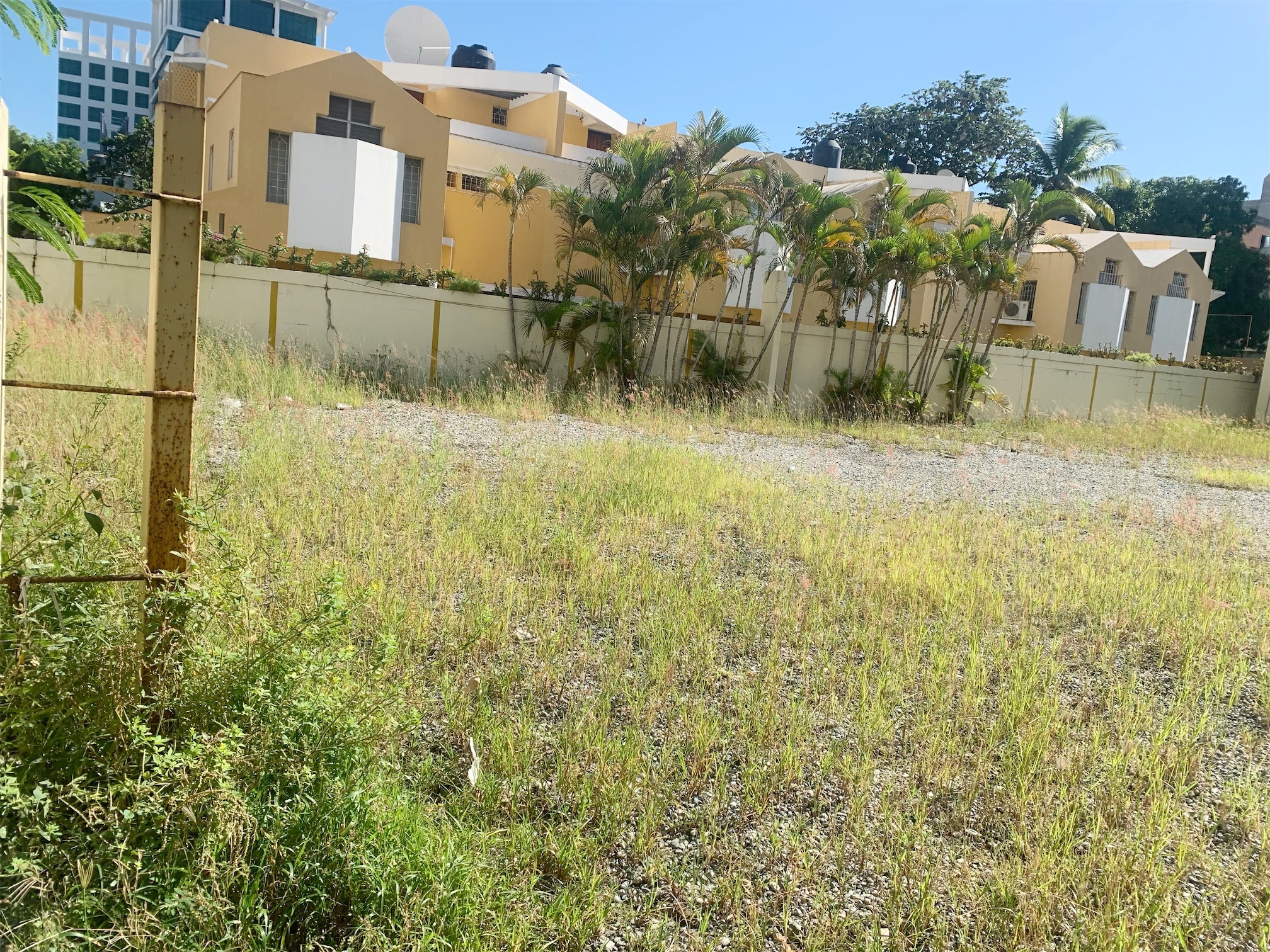 oficinas y locales comerciales - Solar con fines comerciales en zona céntrica 3