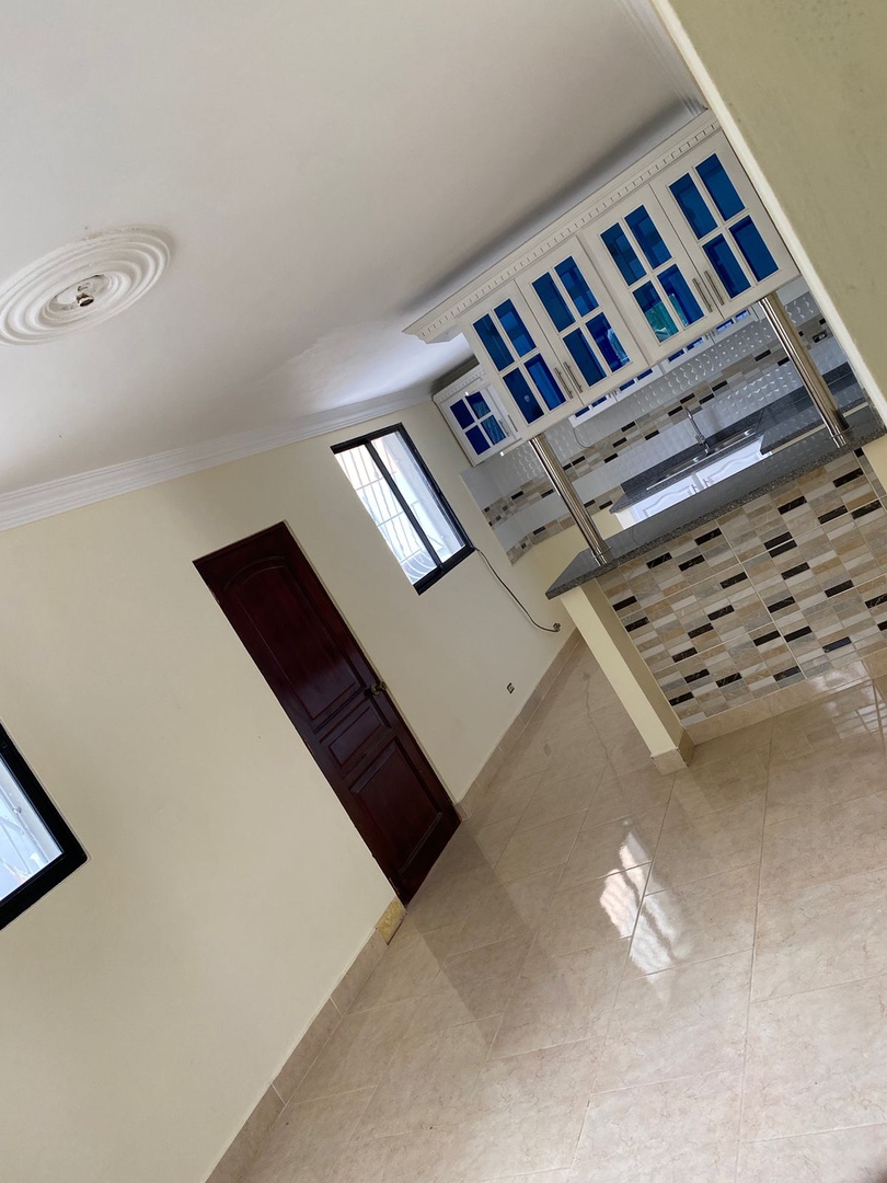 casas - Venta de casa de 2 niveles en la urbanización Italia Santo Domingo este 252mts 8