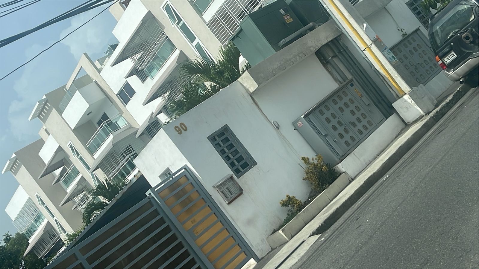 apartamentos - apartamento de 3 habitaciones y 2 baños con parqueo techando ubic. av España.  7
