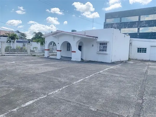 oficinas y locales comerciales - Esquinero amplio en Gazcue 7