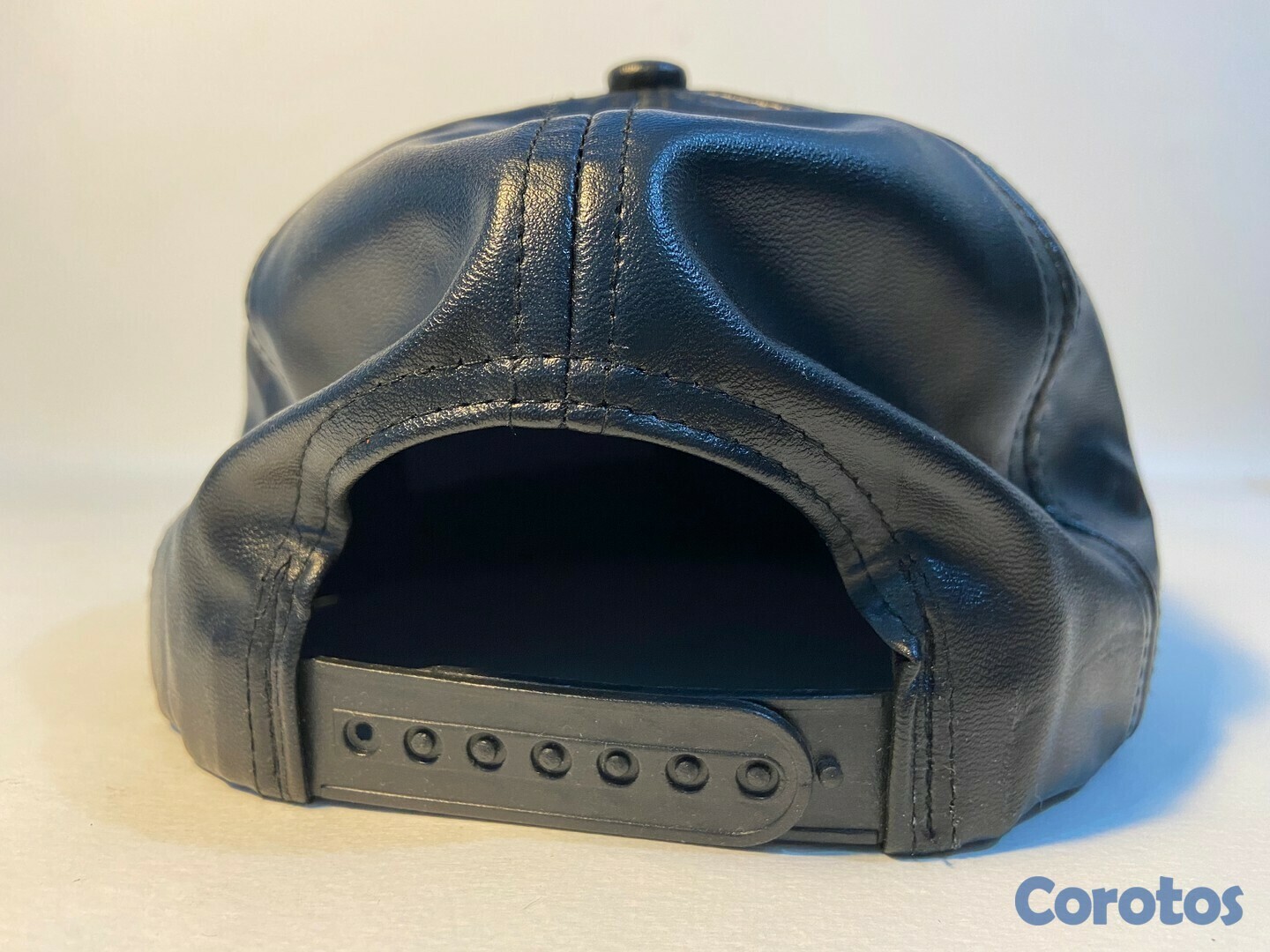 ropa para hombre - Gorra Snapback material leather sintético ajustable.  4