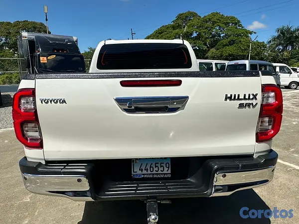 jeepetas y camionetas - Toyota hilux srv 2022 2