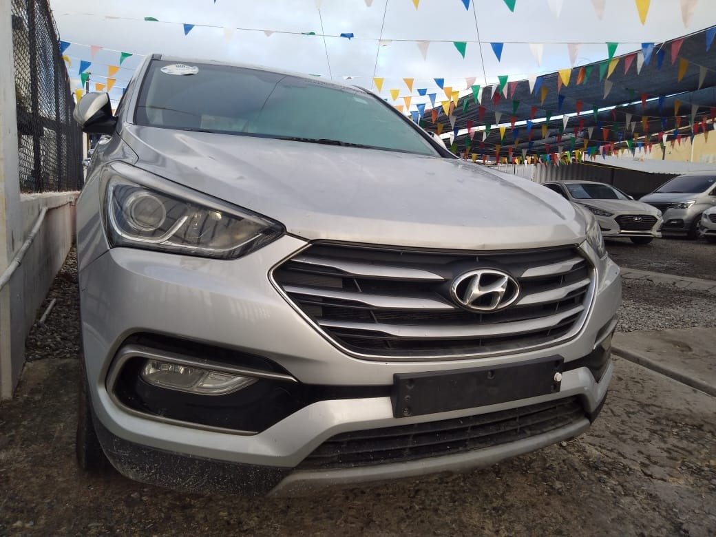 jeepetas y camionetas - HYUNDAI SANTA FE 2018 GRIS 0