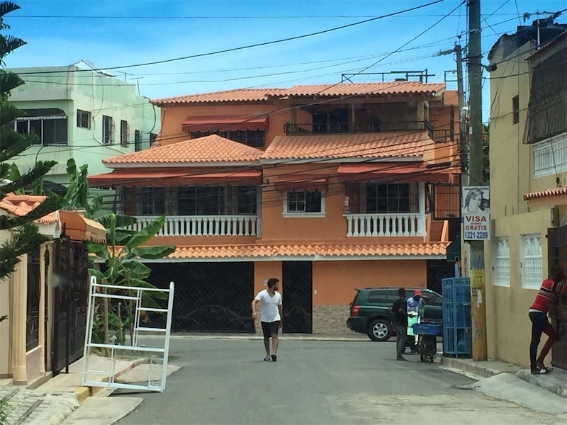 apartamentos - Venta de propiedad con 4 apartamentos en Santo Domingo ingresos de 80-100 mil 2