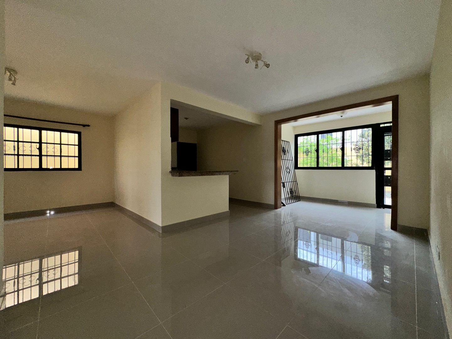 casas -  Casa de un nivel para vivir tranquilo Autopista de San Isidro. VENDIDA