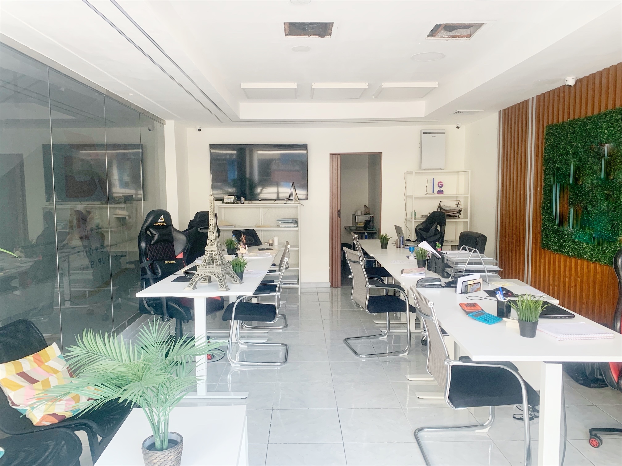 oficinas y locales comerciales - Local céntrico en Piantini  1