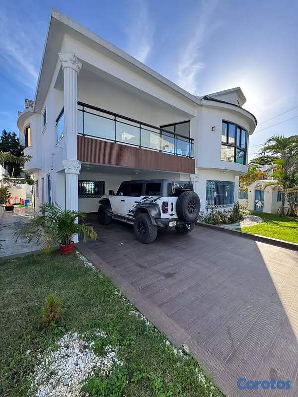 casas - Venta de mansión con 455mts y piscina en vista hermosa Santo Domingo este 9