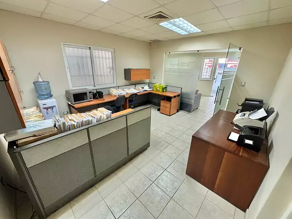 oficinas y locales comerciales - Vendo local Comercial en Zona Universitaria 2
