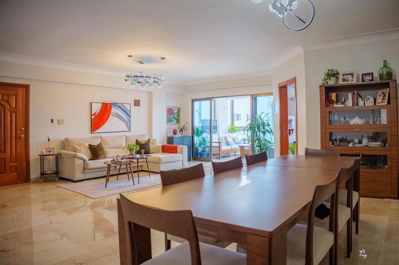 apartamentos - Vendo apartamento  en naco 8vo piso 
Precio USD$370,000.00 

Balcón amplio 
Sala 7