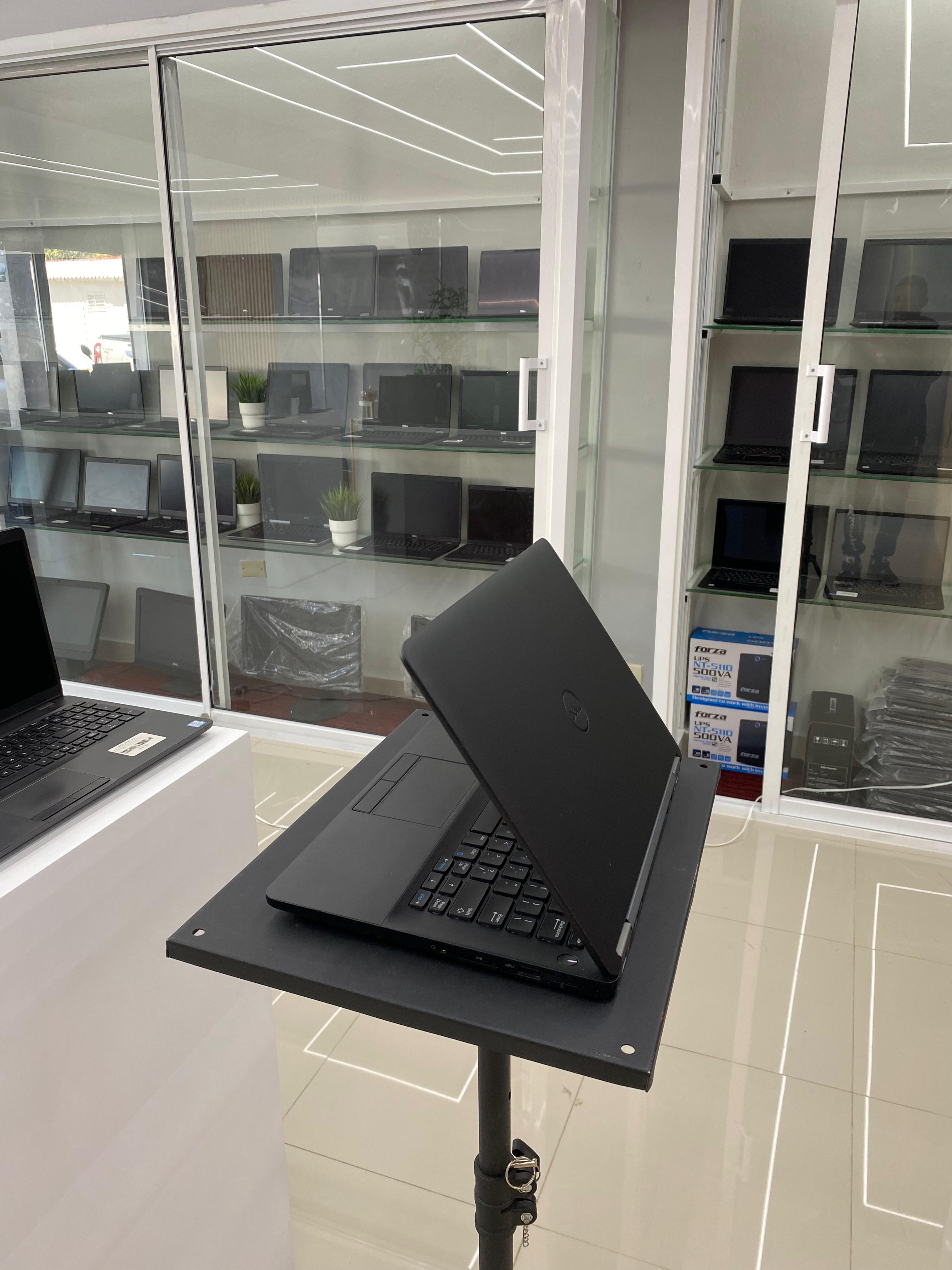 computadoras y laptops - Laptop Dell Latitude E7270 13¨ i5 6th Gen 8GB RAM  2