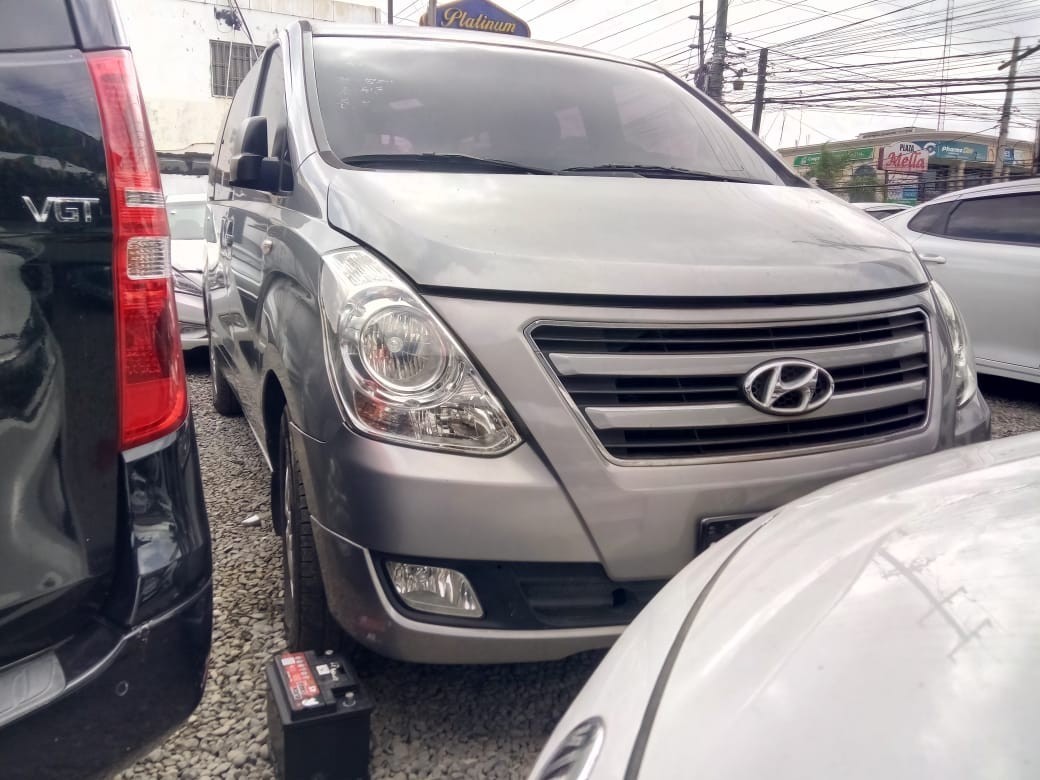 jeepetas y camionetas - HYUNDAI STAREX 2018 GRISDESDE: RD$1,320,000.00