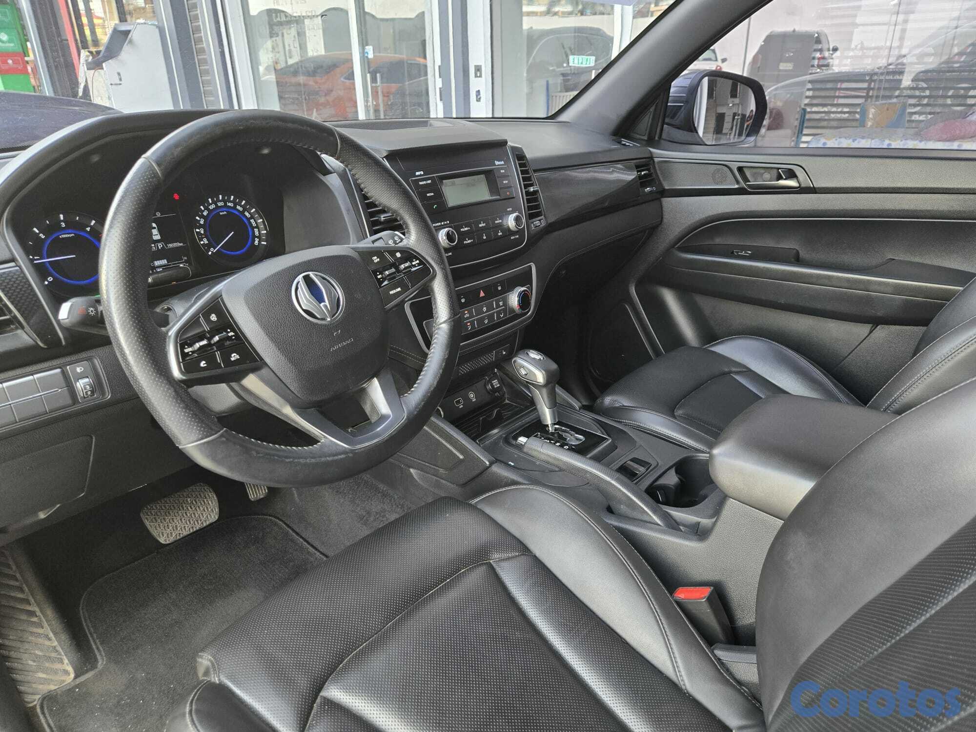 jeepetas y camionetas - KGM REXTON 2019 GRIS OSCURO DIESEL 9