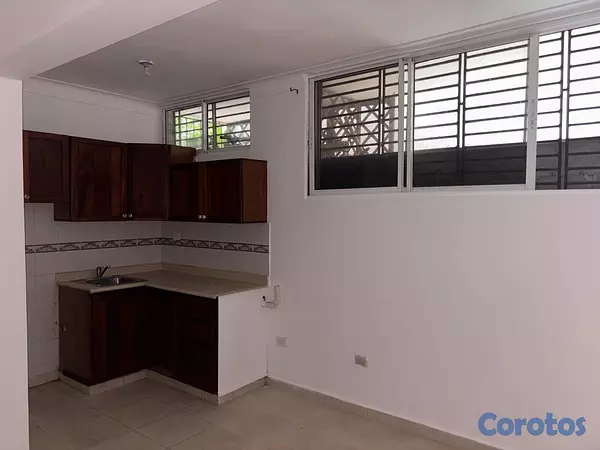 apartamentos - vendo Quisqueya primer nivel ideal para inversión una habitación parqueo baño  9