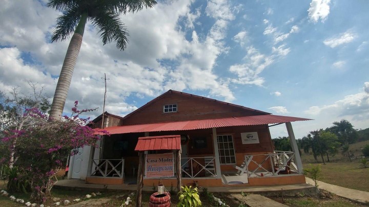 casas vacacionales y villas - Hermoso vacacional en Bayaguana: 310 tareas con ríos, cascadas, cabañas y casa. 5