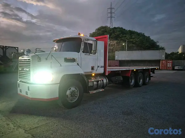 camiones y vehiculos pesados - plataforma Mack 1997, con 3 ejes 8