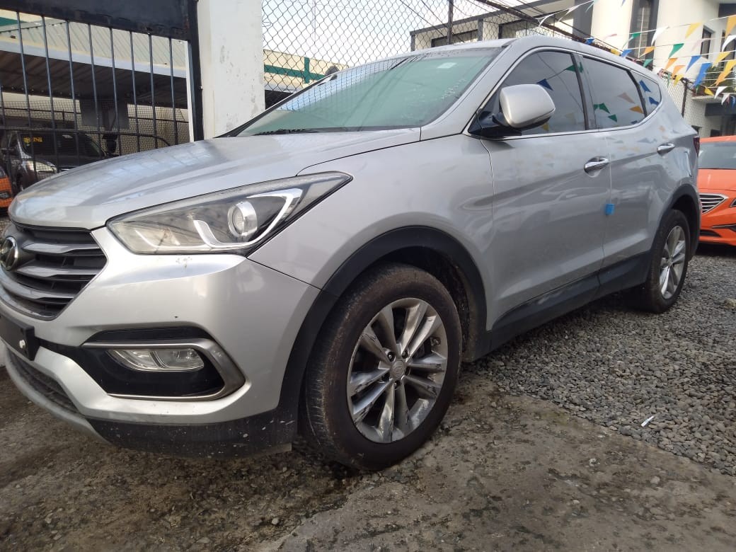 jeepetas y camionetas - HYUNDAI SANTA FE 2018 GRIS 2