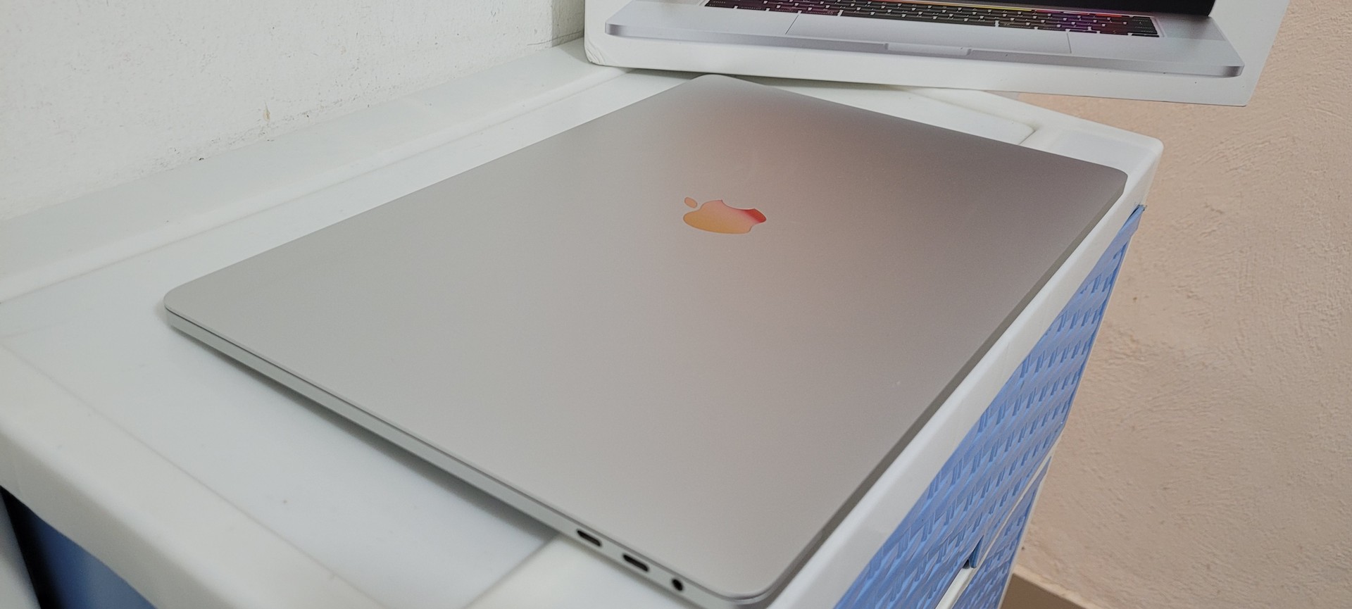computadoras y laptops - Macbook Pro 15 Pulg Core i7 Ram 16gb en Caja año 2018 2