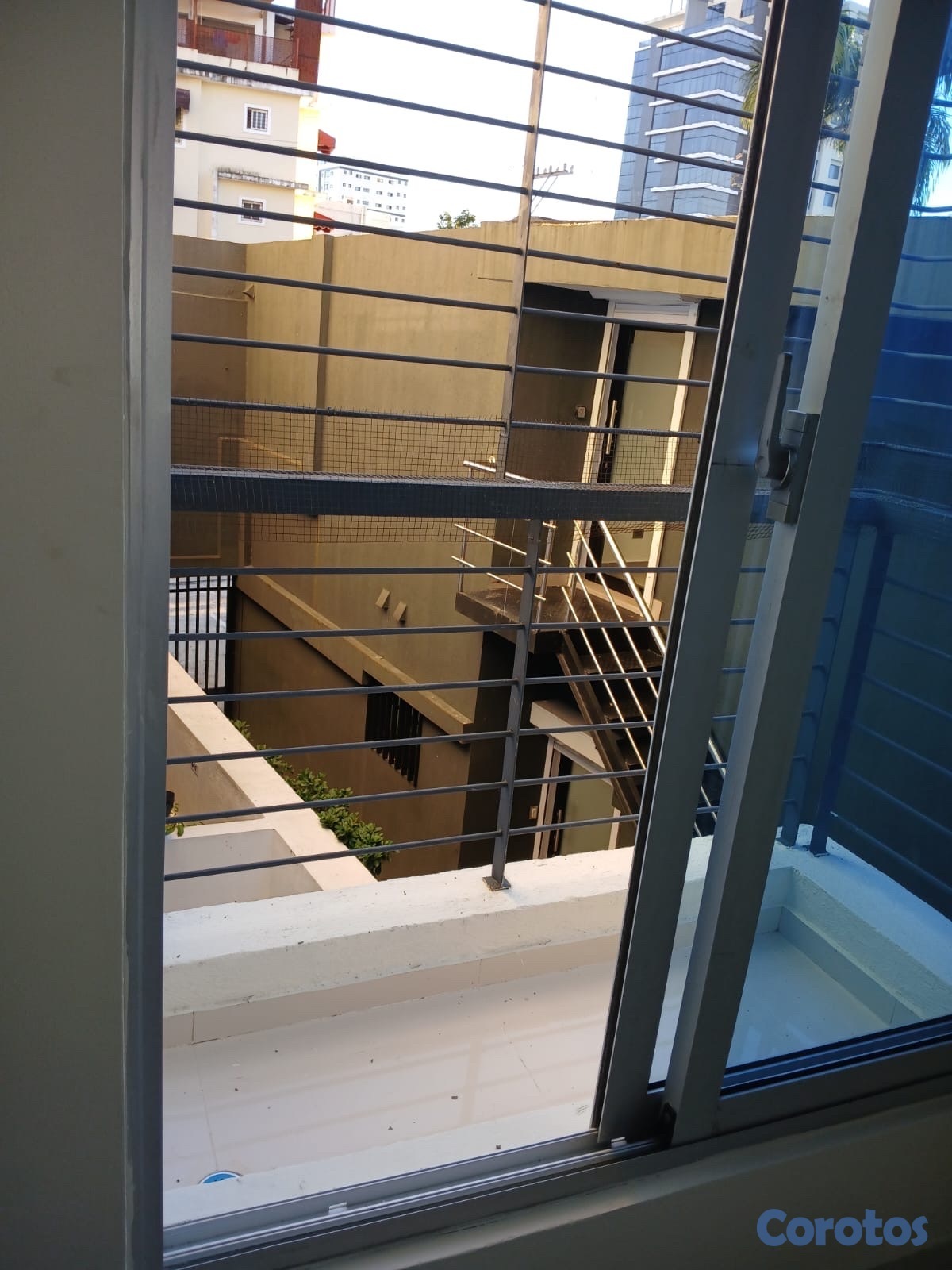 apartamentos - alquiló en el millon segundo nivel dos hab 2.5 baños parqueo balcon ascensor pls 10