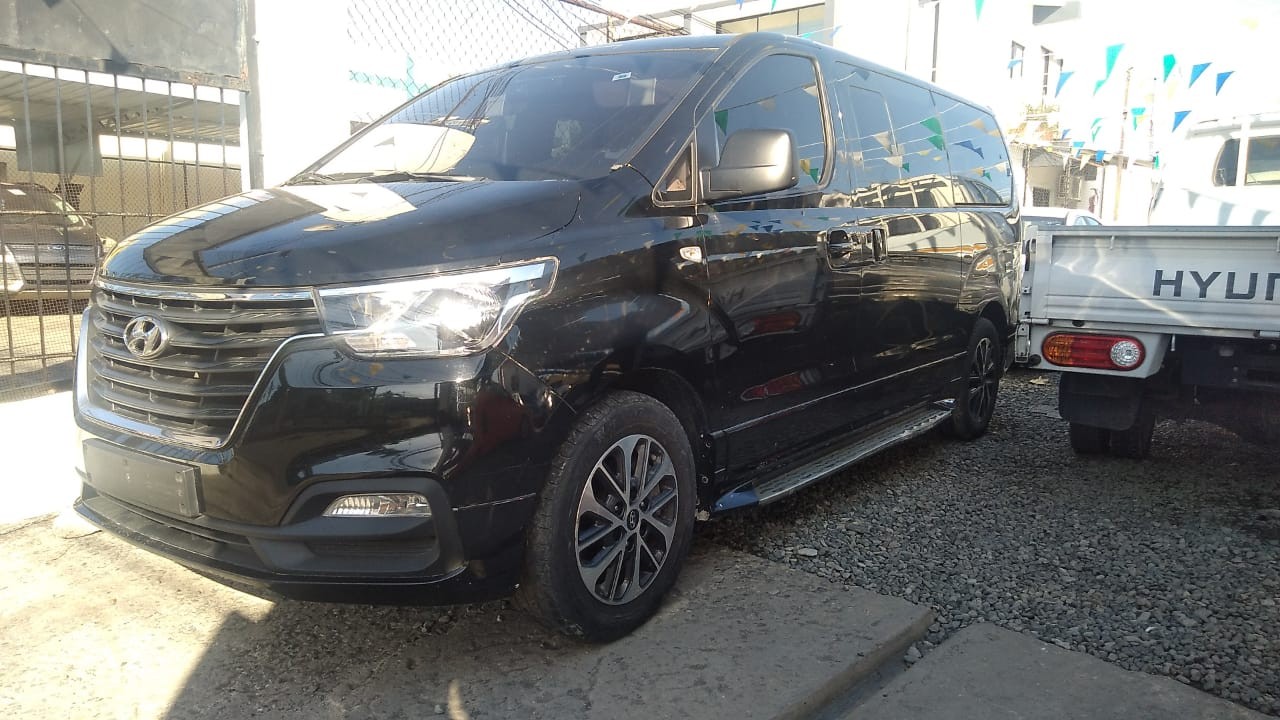 jeepetas y camionetas - HYUNDAI GRAND STAREX 2020 NEGRADESDE: RD$ 1,750.100