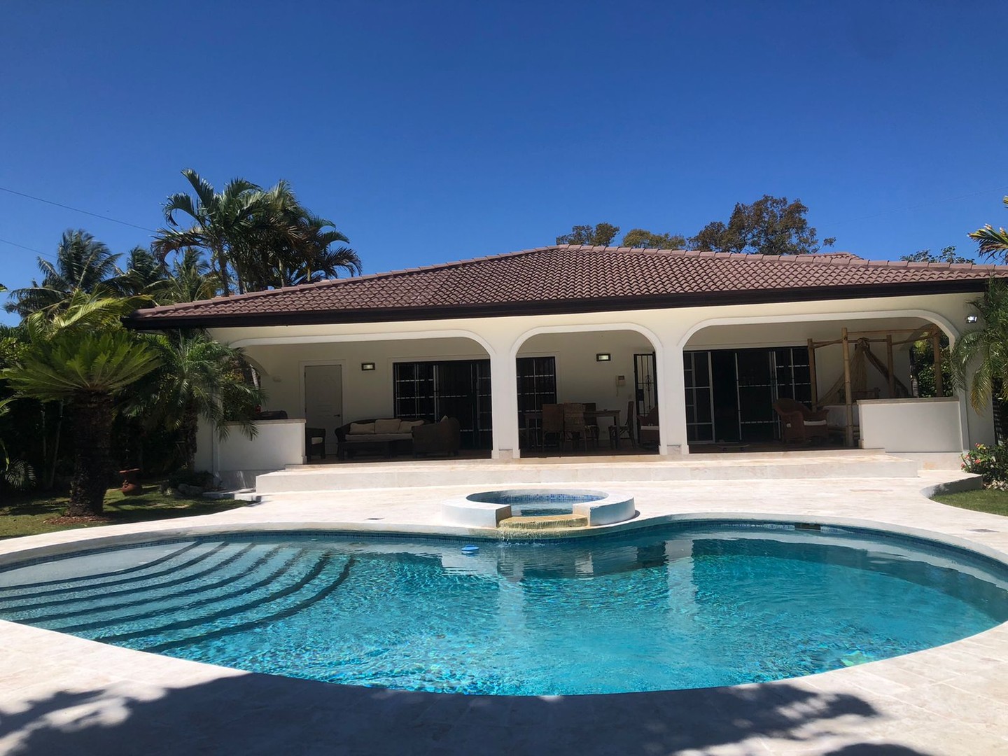 casas vacacionales y villas - En tercera linea de playa villa con muy buenos espacios  0