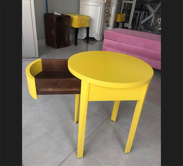 decoración y accesorios - Moderna, elegante y funcional mesa en madera color amarillo con un acabado 5