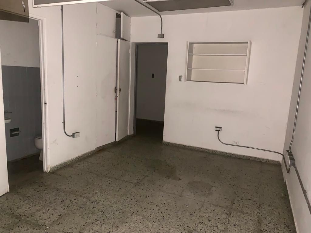 oficinas y locales comerciales - Edificio en alquiler, con espacio de almacenamiento, 6 baños y 10 parqueos 4