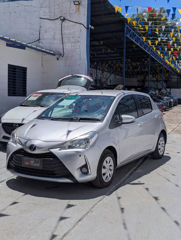 carros - TOYOTA VITZ 2