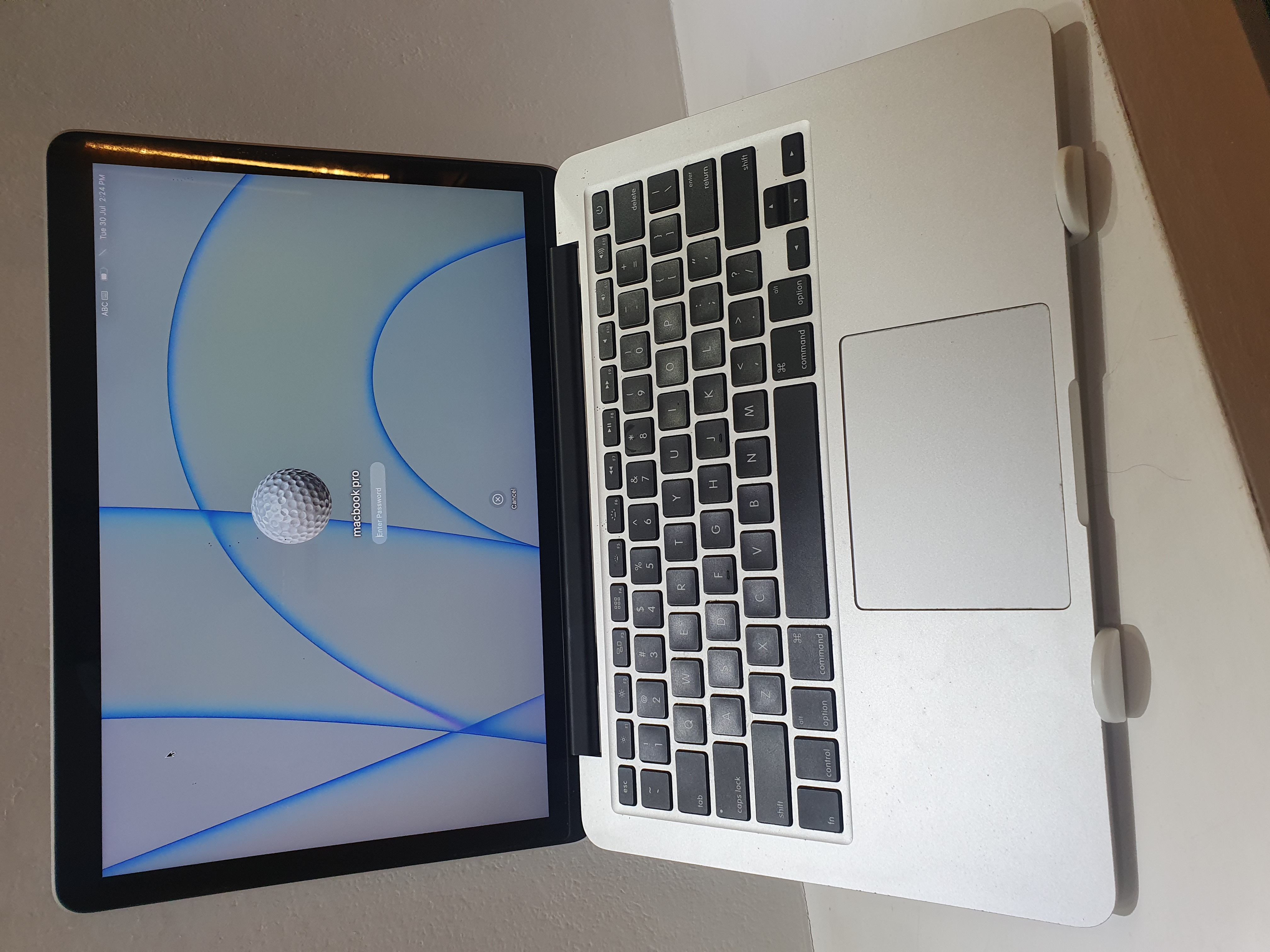 computadoras y laptops - Laptop MacBook Pro 2015, pant Retina 13,3'', 128GB SSD, 8GB RAM,  Como nueva 