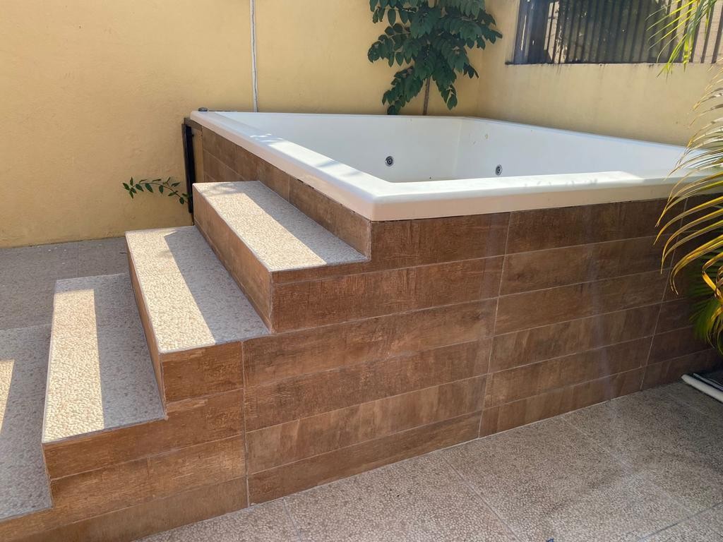 casas - Vendo/alquilo tremenda casa en ARROYO HONDO, DN.
432 mts2
5 habitaciones 
5.5 ba 8