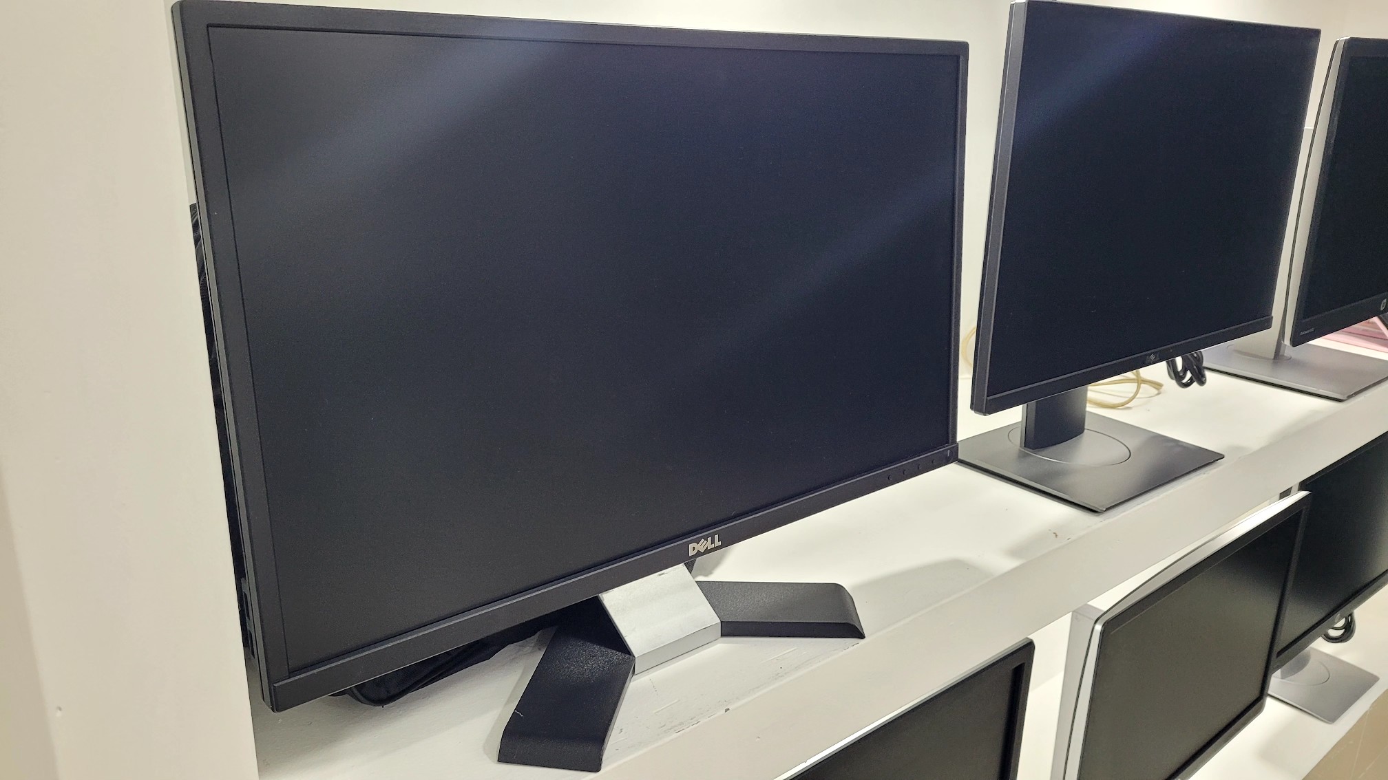 computadoras y laptops - Monitores Dell 24 Pulg full 1080p LED trae hdmi y usb 0