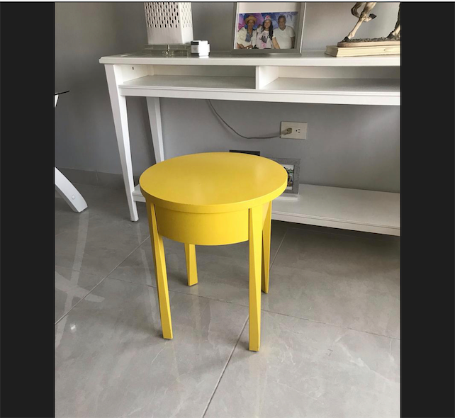 decoración y accesorios - Moderna, elegante y funcional mesa en madera color amarillo con un acabado 6