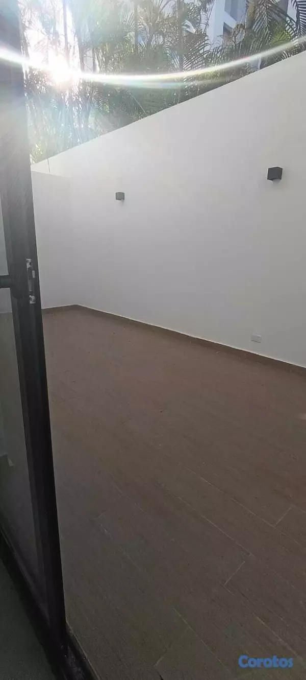 oficinas y locales comerciales - La Julia, Local de 112mts con terraza, 3 parqueos 5