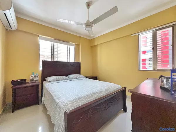 apartamentos - venta de apartamento con 2 parqueos y 113mts en la autopista de san isidro  9