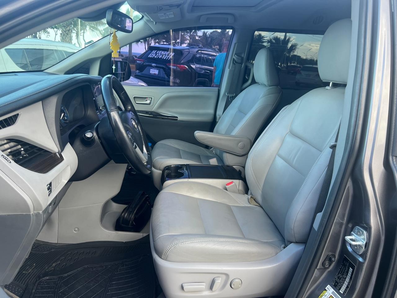 jeepetas y camionetas - Toyota Sienna XLE 2018 5