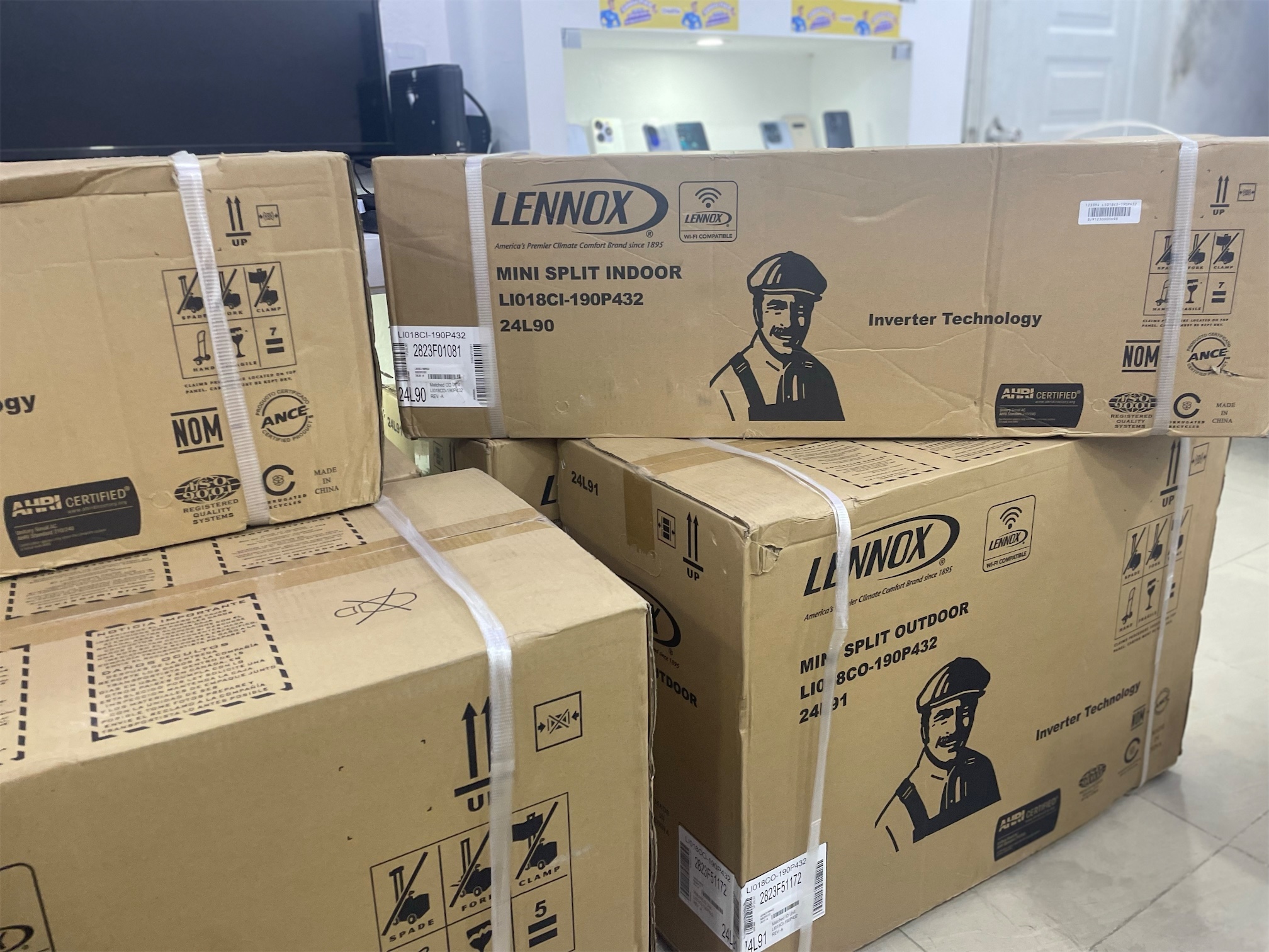 aires acondicionados y abanicos - AIRE ACONDICIONADO LENNOX INVERTER 18MIL BTU EFICIENCIA 19 WIFI