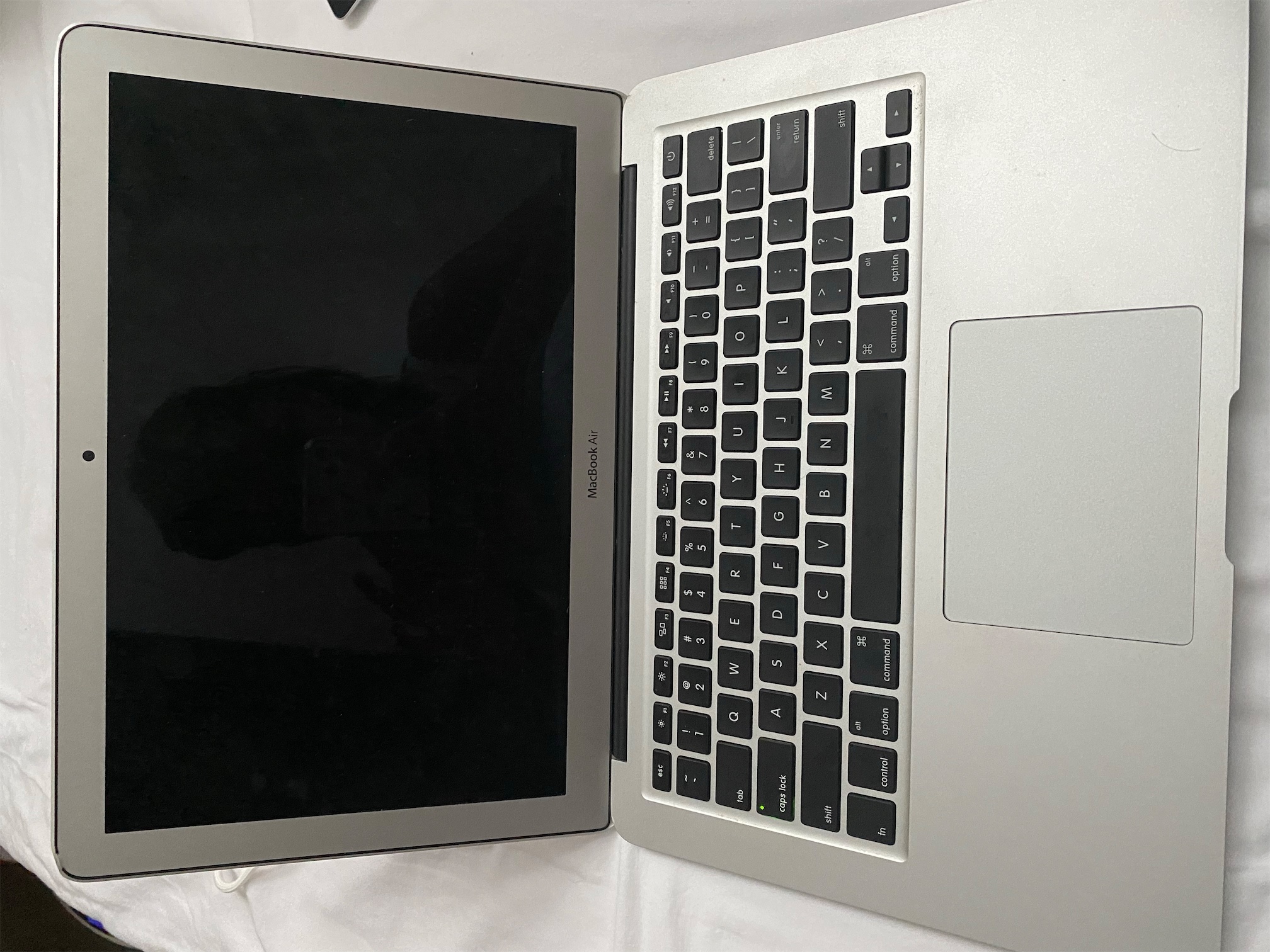 computadoras y laptops - Macbook air 2015 8gb sin cargador