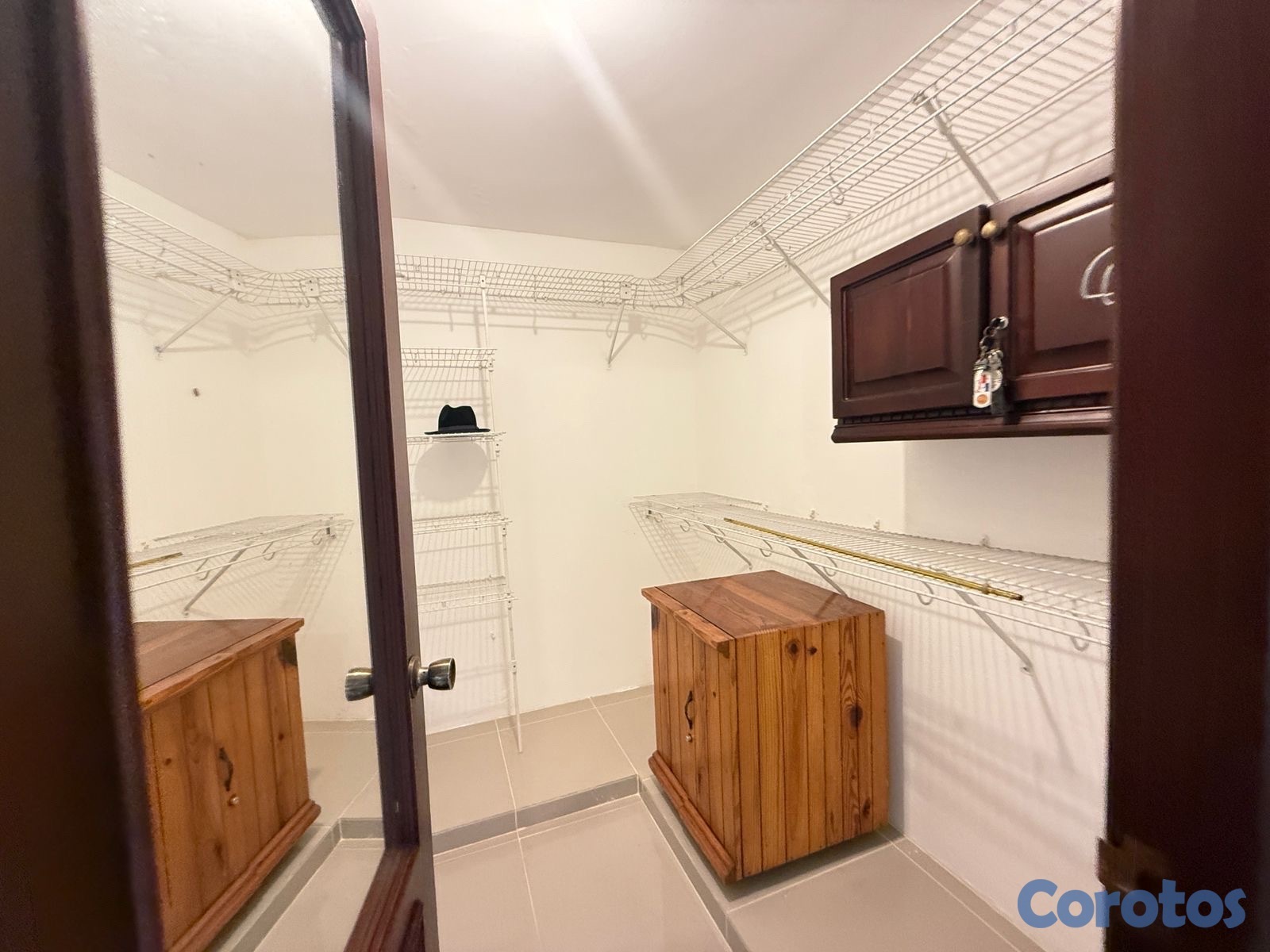 apartamentos - vendo Evaristo Morales tres habitaciones 2.5 baños dos parqueos balcón piso 2  10