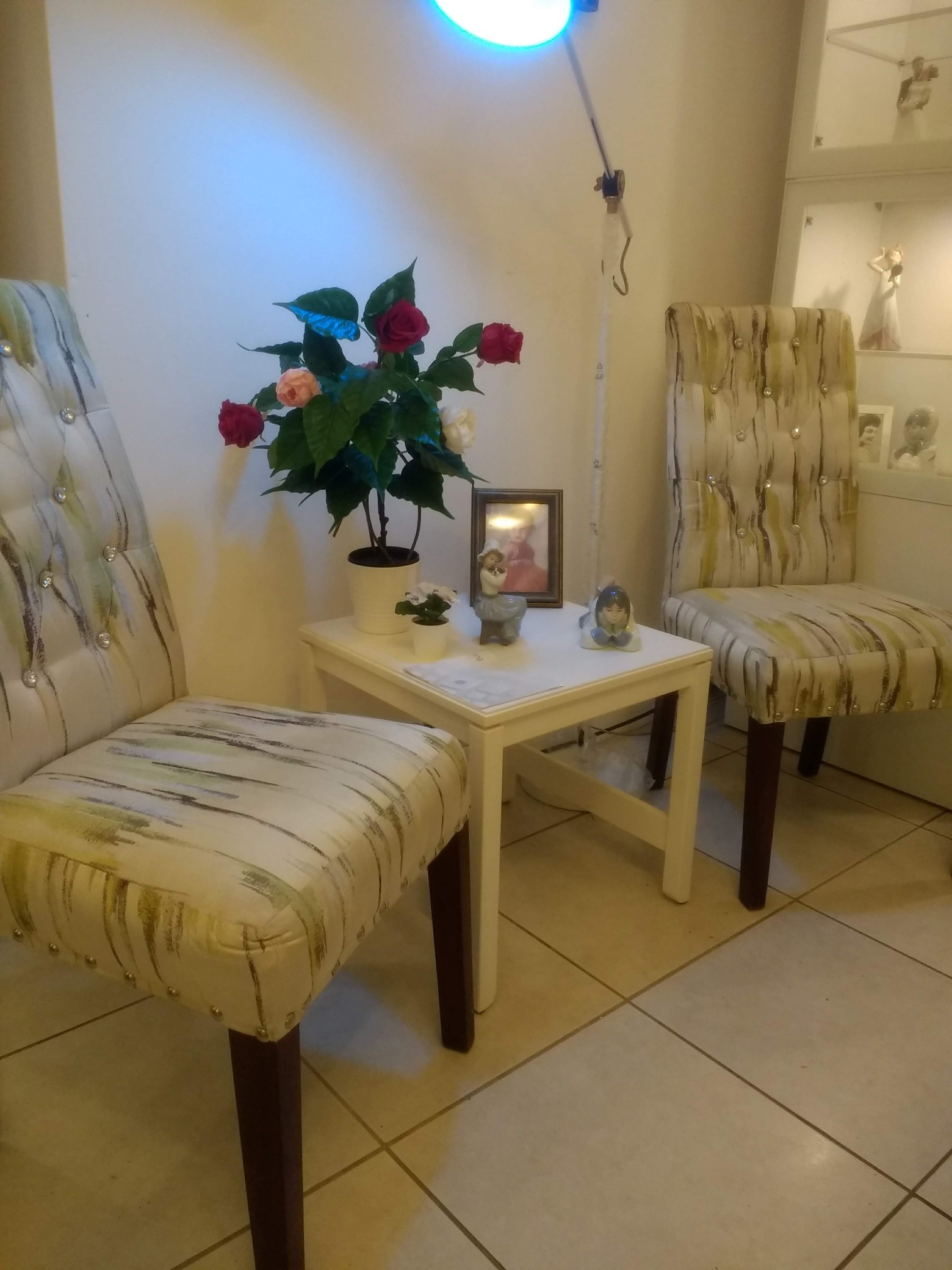muebles y colchones - Vendo hermoso juego de butacas en caoba con finos acabados y detalles para sala