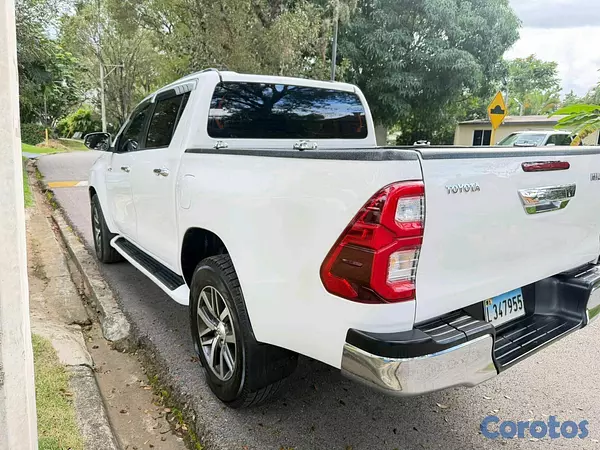 jeepetas y camionetas - Toyota hilux 2017 3