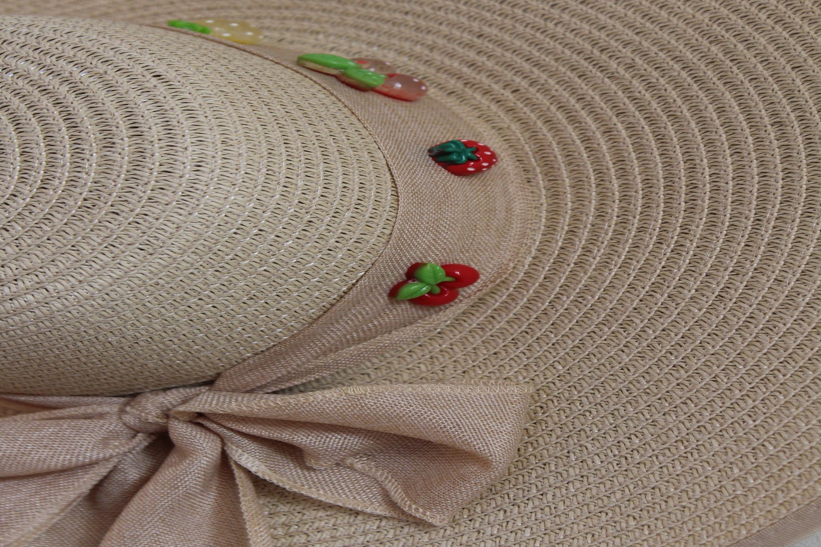 ropa para mujer - Sombrero Personalizado con temática de fresas , cherry y piña 0