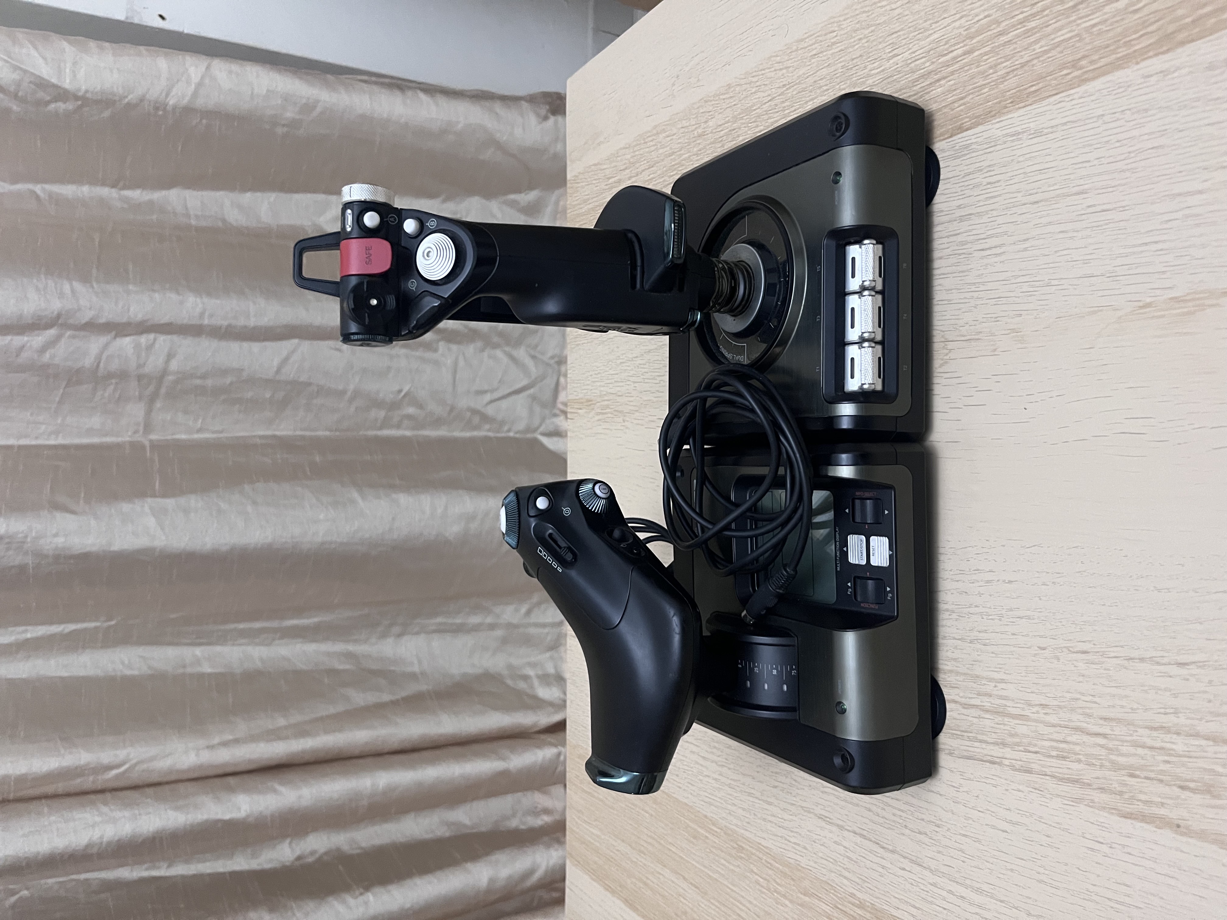 consolas y videojuegos - Joystick de Vuelo Saitek X52 PRO $8,000