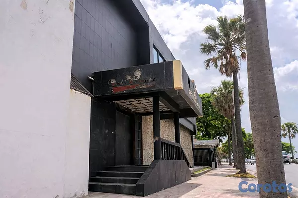 oficinas y locales comerciales - Vendo Local Comercial en Zona Universitaria  2
