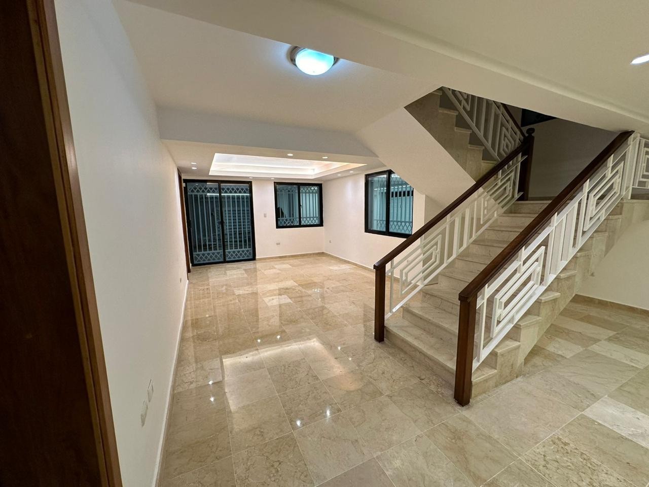 apartamentos - Casa en Alquiler con Línea Blanca
BELLA VISTA SUR
USD 6,300.00

 7