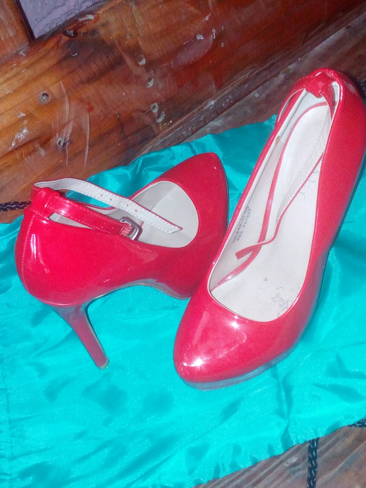 zapatos para mujer - Vendo zapatilla color rojo 
A tan solo 1300